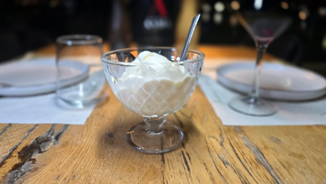 Ice cream scoop • vanilla
